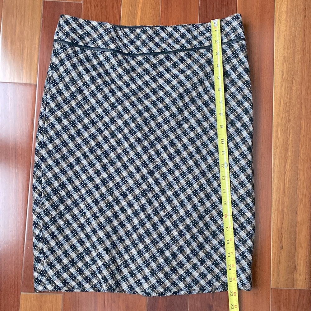 The limited pencil skirt NWT size 6